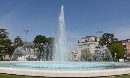 Giornata mondiale del malato reumatico, la fontana di piazza Repubblica si accende d'azzurro