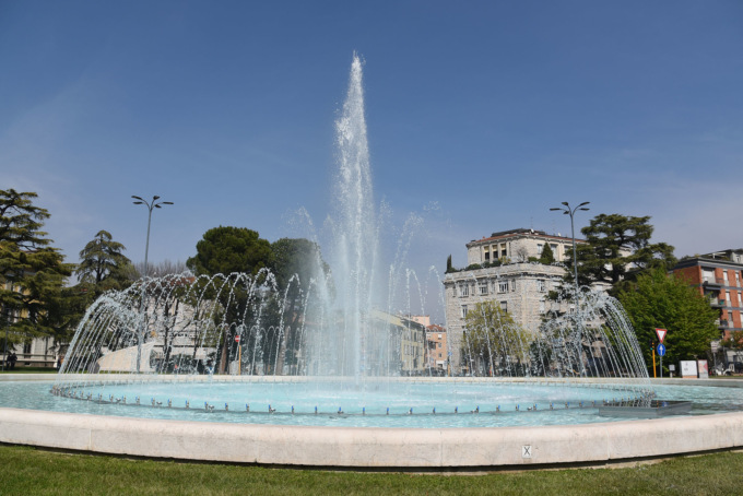 Nuova veste per la fontana di piazza della Repubblica con luci led a colori