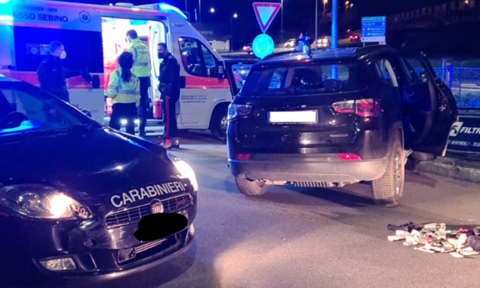 Alla guida di un’auto rubata, scappa  ma si schianta contro i carabinieri