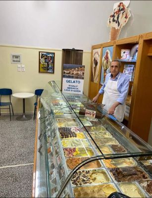 La gelateria “Smeralda” conosciuta come “La Greca” un tempo a Salò ora rivive in Grecia