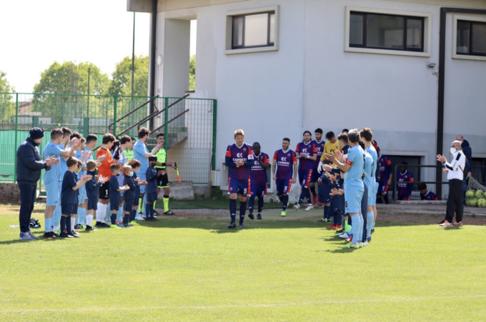 Il ringraziamento del Lumezzane alla Pro Palazzolo per l’omaggio a inizio partita
