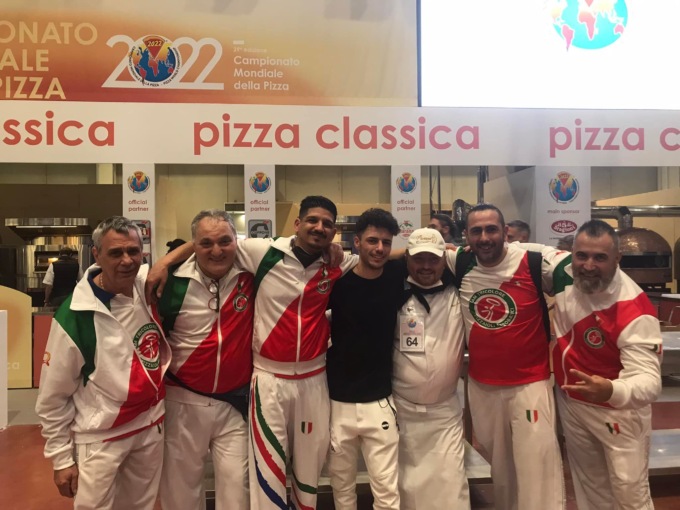 A soli 20 anni conquista il titolo di campione mondiale di pizza acrobatica
