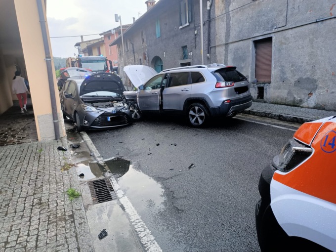 Scontro frontale fra due auto, la strada risulta essere chiusa