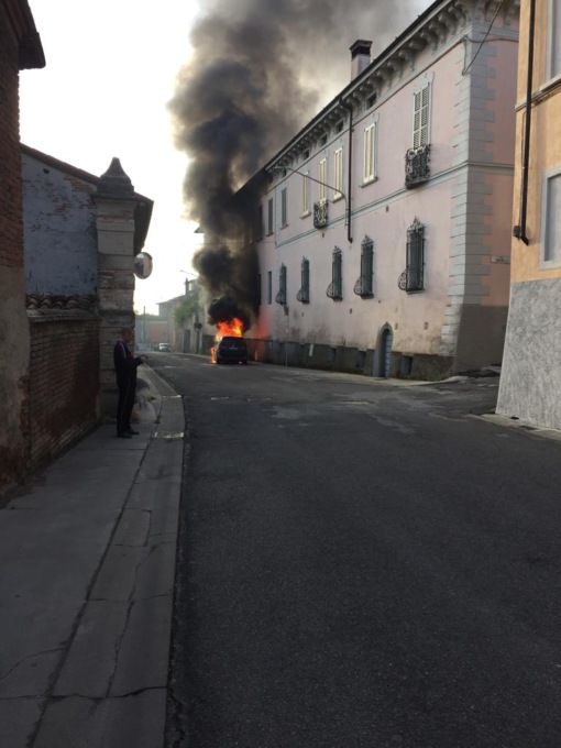 Brucia un’auto in piena notte, attimi di apprensione nel Bresciano