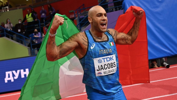 Marcell Jacobs sul Garda, tra allenamento e vacanza