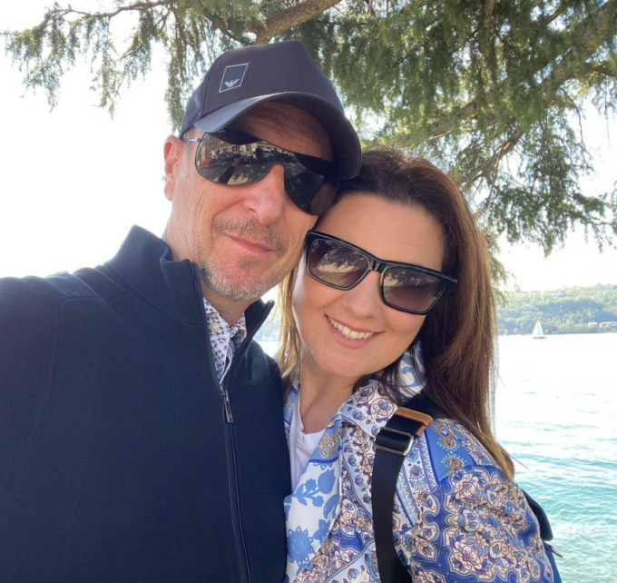 Amadeus e la moglie Giovanna Civitillo, week end di Pasqua tra Salò e Gavardo