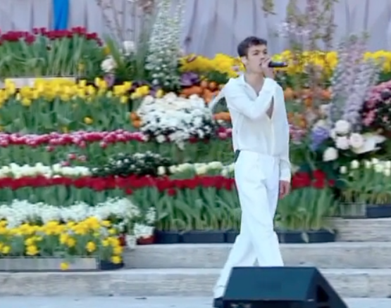 Blanco, l’esibizione in piazza San Pietro è pura emozione