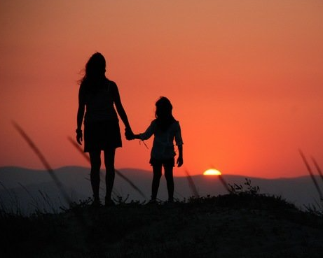 Mamma e figlia di 8 anni trovate senza vestiti in un’ auto a Pisa, erano partite da Brescia