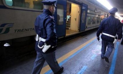 Rapinano la vittima sul treno poi la “scortano” per non farla parlare: arrestati grazie a un messaggio