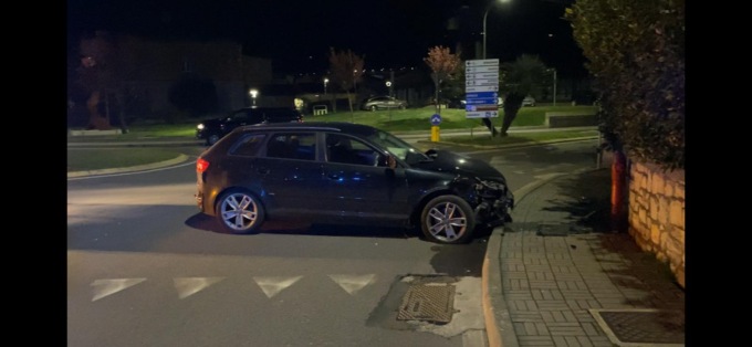 Minaccia i passanti col martello e danneggia 4 auto: arrestato