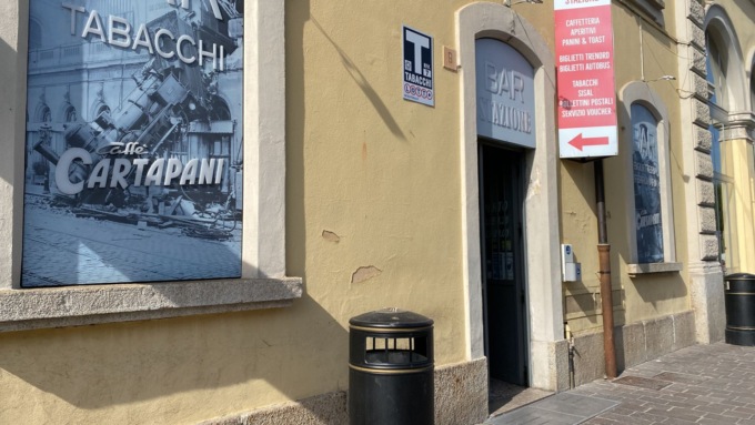 Aggredito da balordi il barista della stazione: denti e naso spaccati con il piattino del caffè