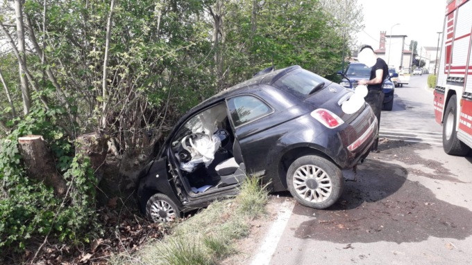 Esce di strada e finisce nel fosso: 58enne finisce in ospedale