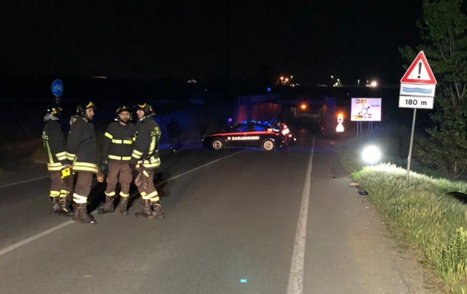 Rinvenuto il corpo di un anziano sul ciglio della strada: è caccia al pirata