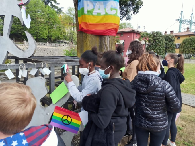 Un grido di pace si alza dalla piazza di Palazzolo sull’Oglio