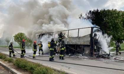 Autobus in fiamme sulla provinciale, paura per l'autista e gli studenti a bordo