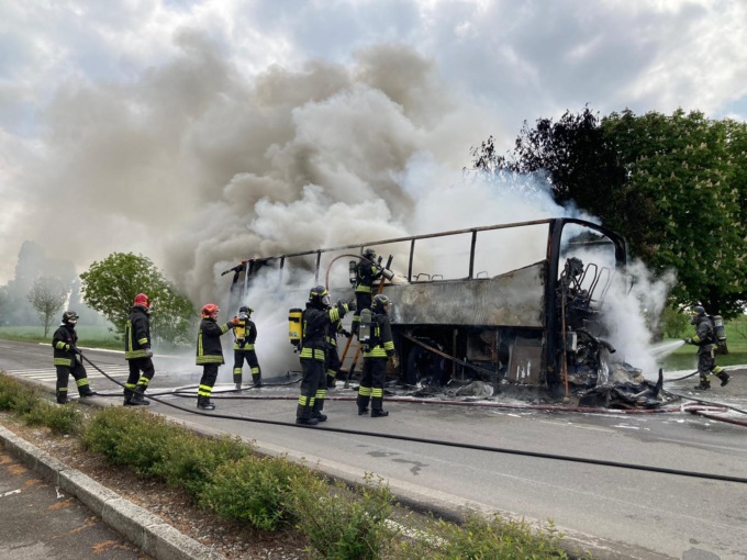 Autobus in fiamme sulla provinciale, paura per l’autista e gli studenti a bordo