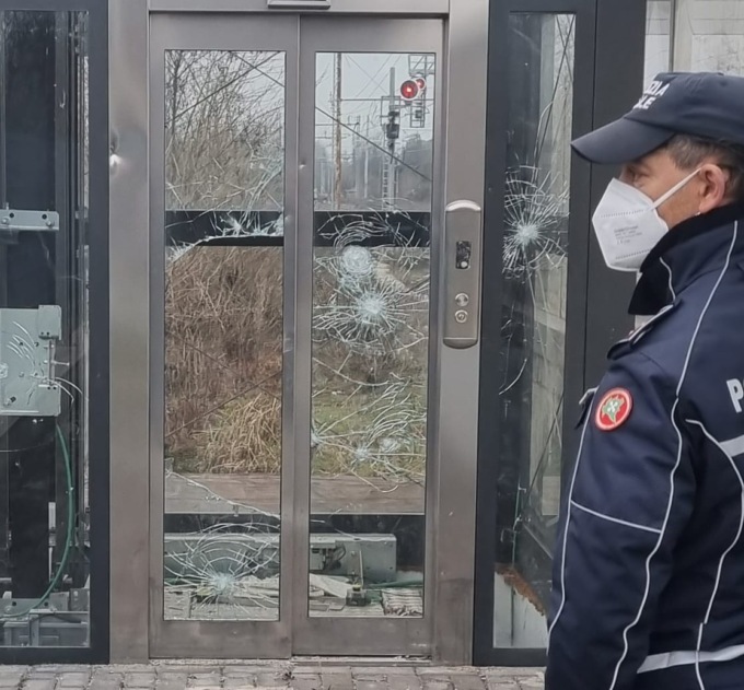 Muri imbrattati e vetri distrutti: i vandali “firmano” le vacanze di Pasqua