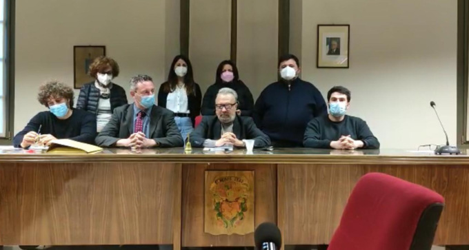 “Terremoto” a Iseo: le minoranze disertano, la maggioranza non ha i numeri e salta il Consiglio