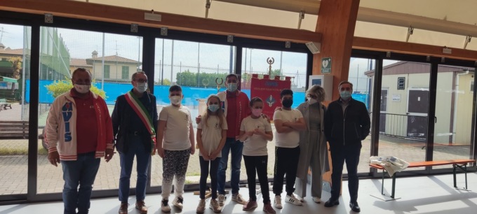 Un dono che fa bene al cuore: al palazzetto ora c’è il defibrillatore