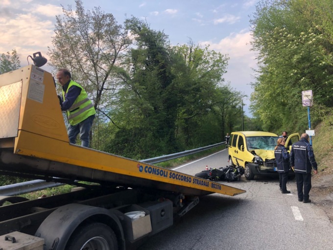 Frontale tra un’auto e una moto sulla Iseo-Polaveno