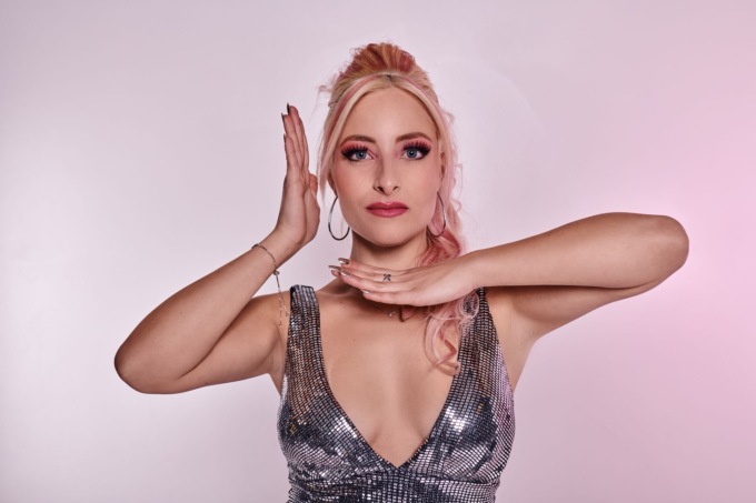 “Fake”, l’ultimo singolo uscito dal cuore di Alice Olivari