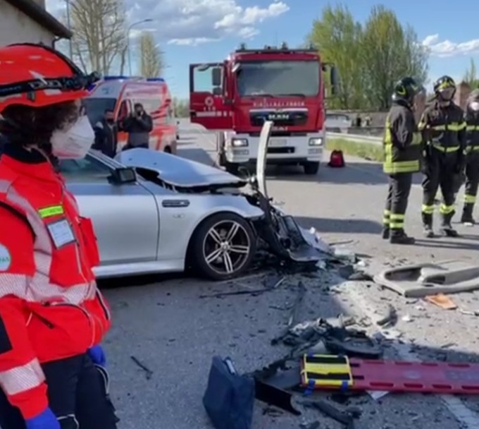 Tremendo schianto, 46enne resta incastrato tra le lamiere dell’auto