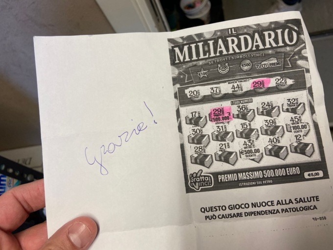 Vince mezzo milione di euro e lascia un biglietto di ringraziamento