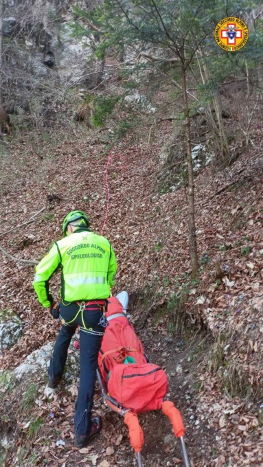 Perde l’orientamento e si infortuna, interviene il Cnsas