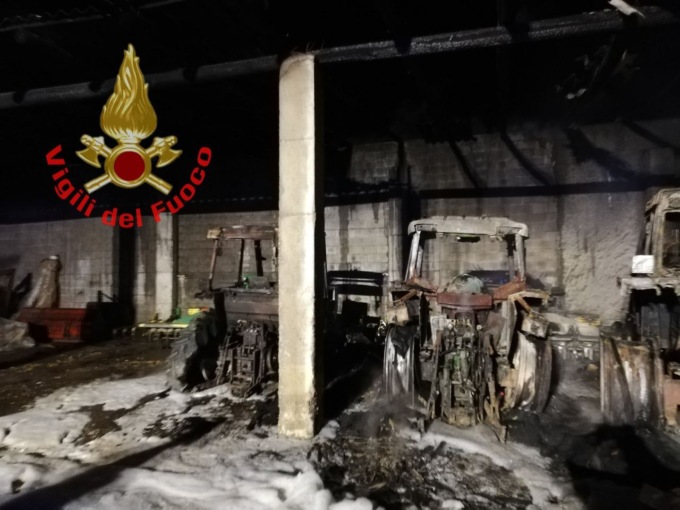 Divampano le fiamme nella rimessa, l’intervento dei Vigili del Fuoco