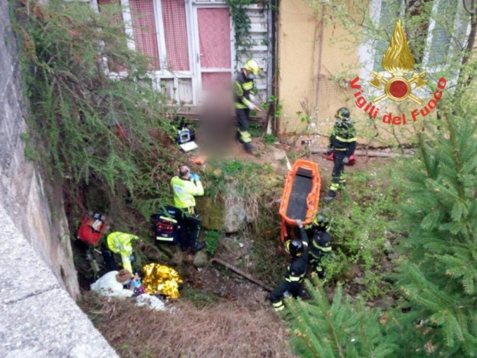 Cade da un ponte di otto metri e finisce nel torrente, l’intervento