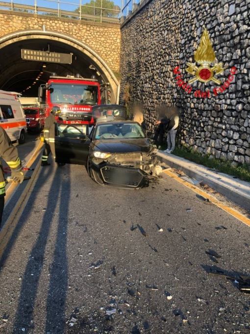 Frontale in galleria, arriva l’elisoccorso