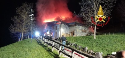 Va a fuoco la canna fumaria, l’intervento dei Vigili del Fuoco