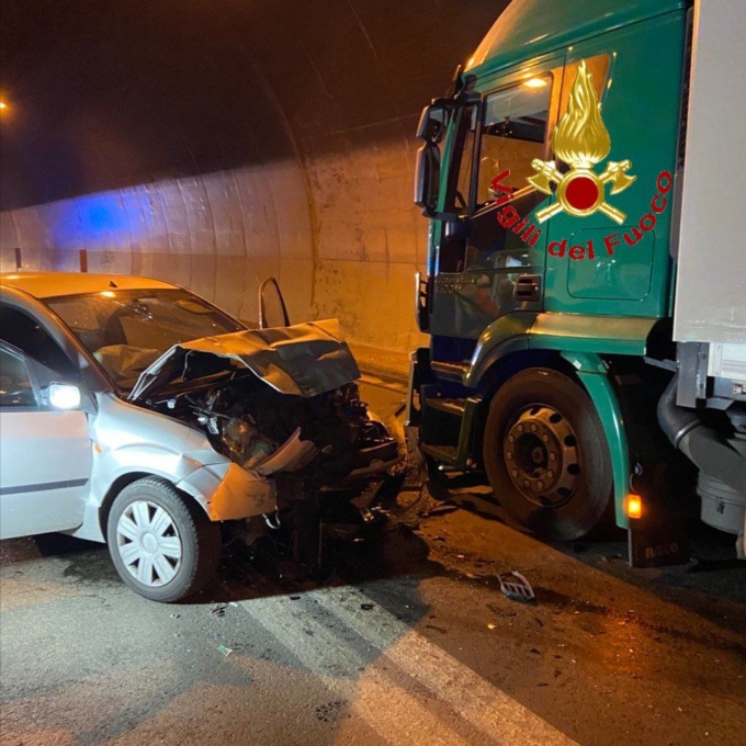 Frontale in galleria, l’intervento dei Vigili del Fuoco