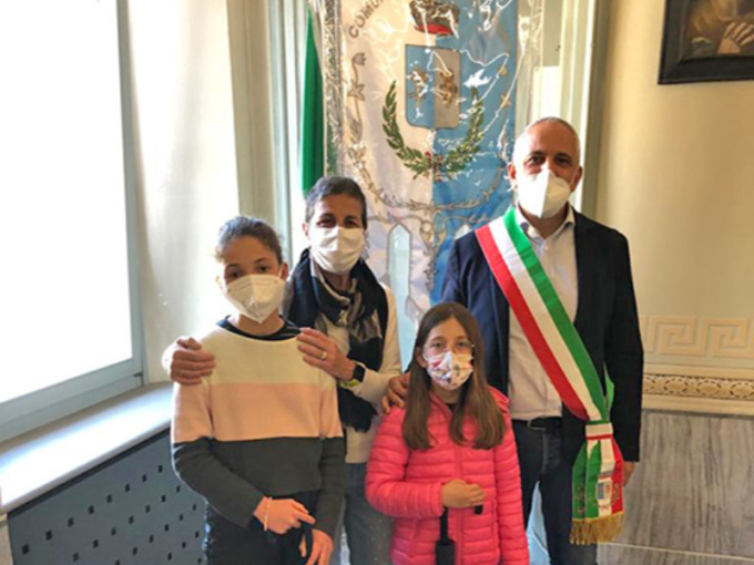 Vendono i lavoretti per aiutare i bambini ucraini