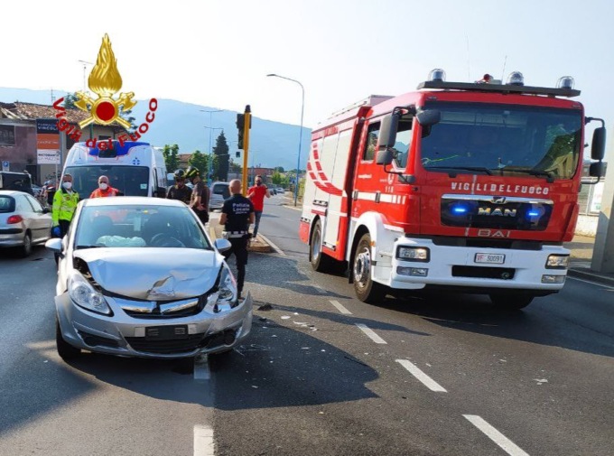 Incidente a Brescia, tre persone coinvolte: l’intervento dei Vigili del Fuoco