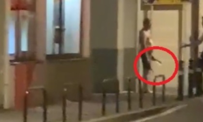 A petto nudo per strada con un coltellaccio in mano: “Lo ammazzo”