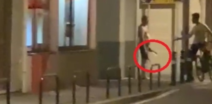 A petto nudo per strada con un coltellaccio in mano: “Lo ammazzo”