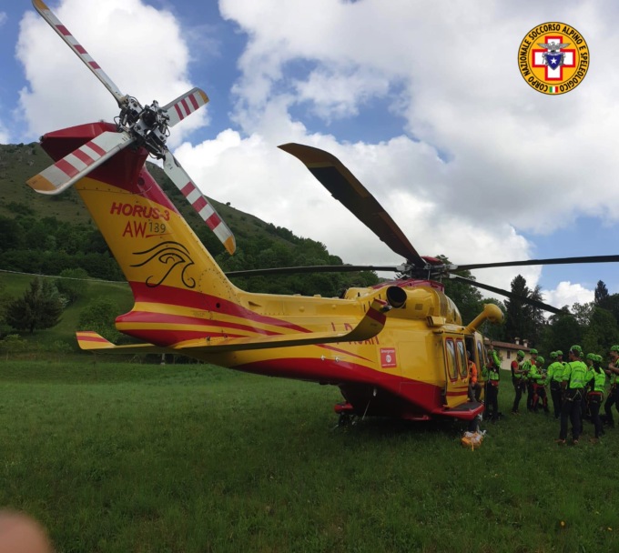 Soccorso Alpino Bresciano, sta per terminare il primo dei tre cicli di aggiornamento sull’uso dell’elicottero