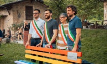 Il sindaco orgogliosamente omosessuale inaugura la panchina arcobaleno