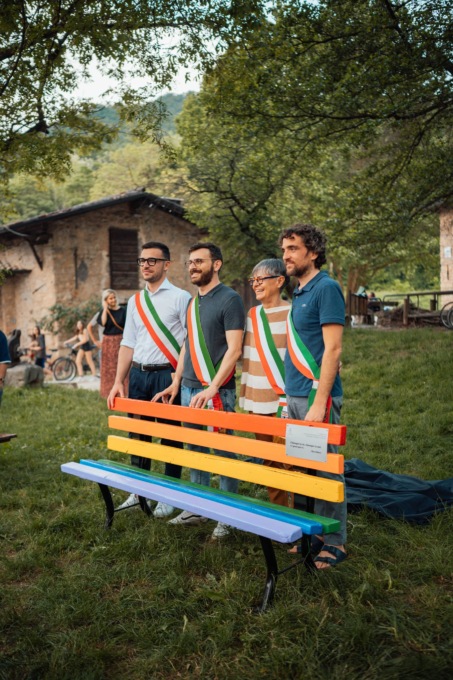 Il sindaco orgogliosamente omosessuale inaugura la panchina arcobaleno