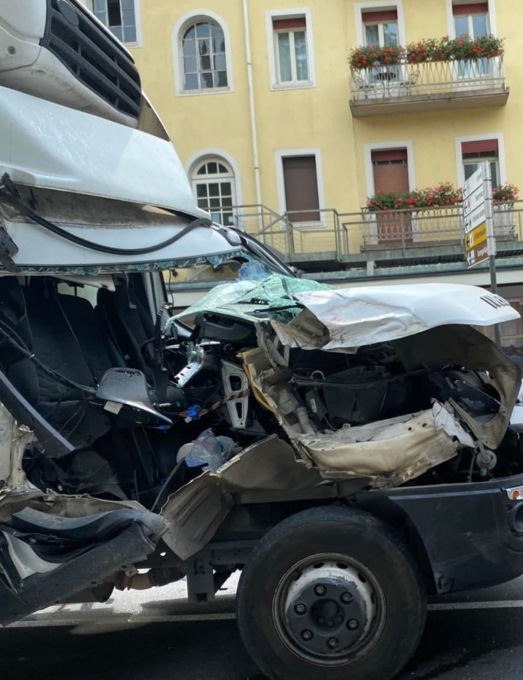 Furgone contro camion, il sinistro ha causato lunghe code