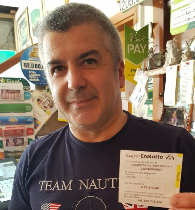 Gioca per tre anni gli stessi numeri al Super Enalotto, vinti oltre 20mila euro