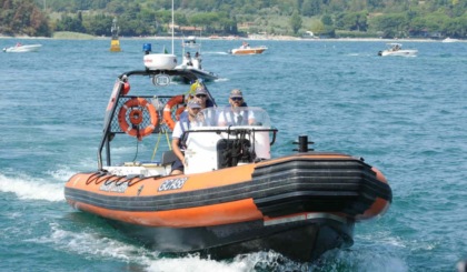 Si tuffa per soccorrere un bambino: lo salva poi si inabissa
