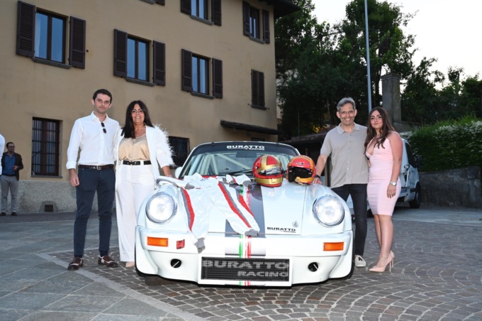 Il pilota Alex Caffi presenta la vettura in gara al Trofeo Vallecamonica