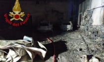 Capannone prende fuoco in prossimità delle abitazioni, danneggiati alcuni veicoli