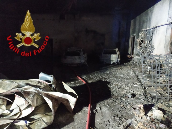 Capannone prende fuoco in prossimità delle abitazioni, danneggiati alcuni veicoli