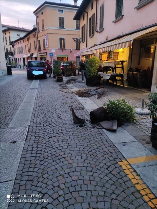 Perde il controllo dell’auto e travolge le fiorirere del ristorante