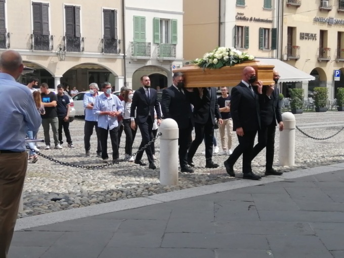 Perde la vita a soli 20 anni, l’ultimo saluto a Gabriele