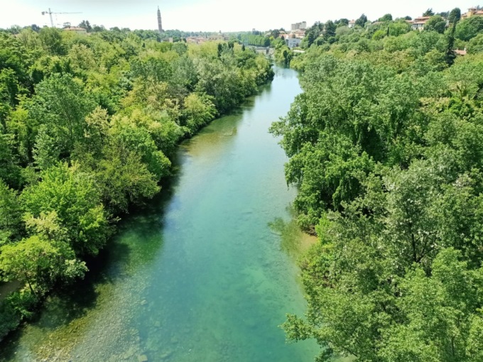 Precipita da trenta metri d’altezza e finisce nel fiume, vivo per miracolo