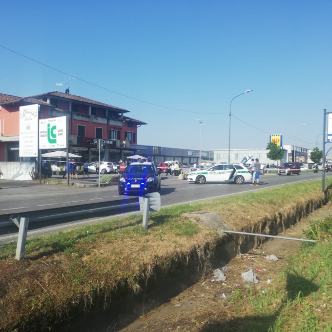 Il furgone si ribalta, per il conducente non c’è stato più nulla da fare